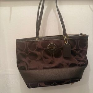 Beautiful brown Coach bag with a classic Y2K-inspired design 🤎
